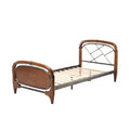 **Technische titel in het Nederlands: Eenvoudig houten bed met metalen frame en lattenbodem**